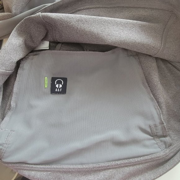 Abercrombie & Fitch Long Sleeved 1/2 Zip Athletic Top Size Medium - Picture 11 of 14